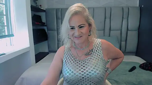 ScarletHoot  online show from February 7, 7:28 pm