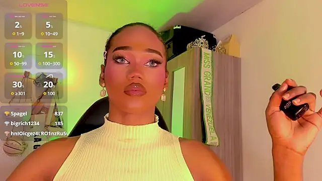 Snapshot of naomy__xx chatting on May 12, 9:01 pm naomy xx online show from May 12, 9:01 pm