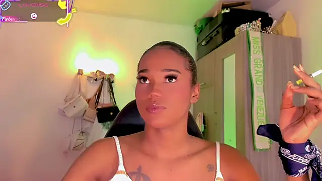 Snapshot of naomy__xx chatting on May 27, 11:13 pm naomy xx online show from May 27, 11:13 pm