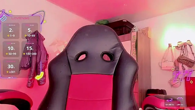 Snapshot of naomy__xx chatting on June 9, 3:18 am naomy xx online show from June 9, 3:18 am