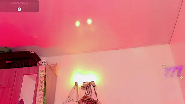 Snapshot of naomy__xx chatting on June 11, 3:15 am naomy xx online show from June 11, 3:15 am