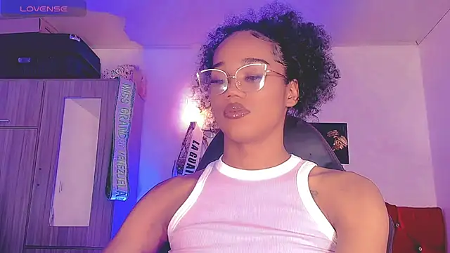 Snapshot of naomy__xx chatting on July 21, 2:14 am naomy xx online show from July 21, 2:14 am