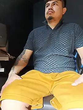 Snapshot of DickMasterfindom chatting on July 15, 1:33 am DickMasterfindom online show from July 15, 1:33 am