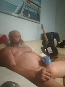 iambradz online show from October 31, 4:52 pm