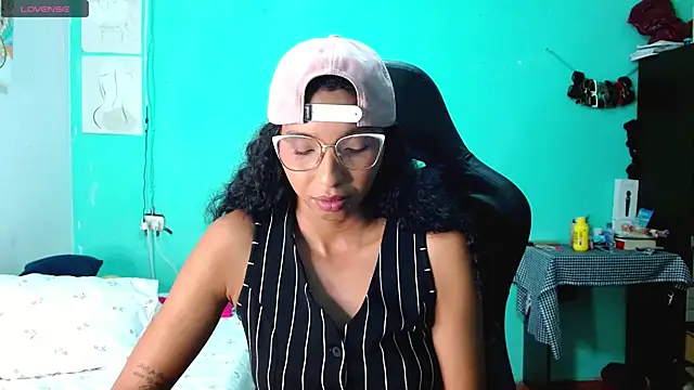 Snapshot of sensitive_brunette chatting on June 11, 2:53 am sensitive brunette online show from June 11, 2:53 am