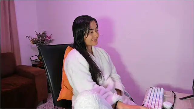 Snapshot of Lauren_A chatting on October 26, 5:46 am Lauren A online show from October 26, 5:46 am