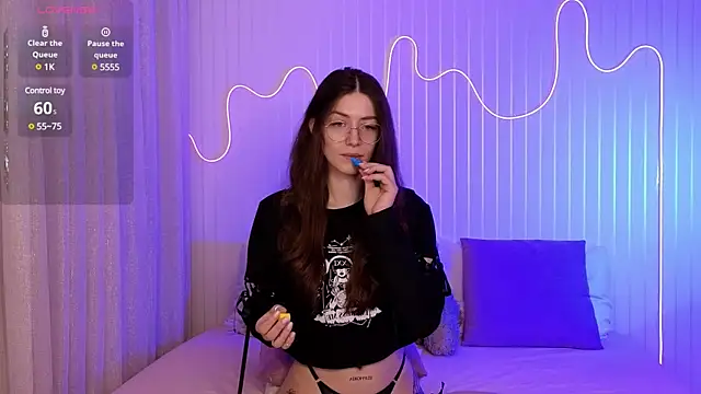 Ester Hill online show from December 11, 7:57 pm