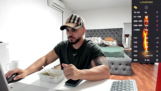 Snapshot of supermanboy94 chatting on October 6, 6:55 am supermanboy94 online show from October 6, 6:55 am