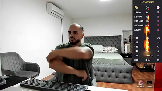 Snapshot of supermanboy94 chatting on October 15, 5:40 am supermanboy94 online show from October 15, 5:40 am