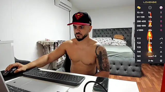 Snapshot of supermanboy94 chatting on October 17, 5:21 am supermanboy94 online show from October 17, 5:21 am