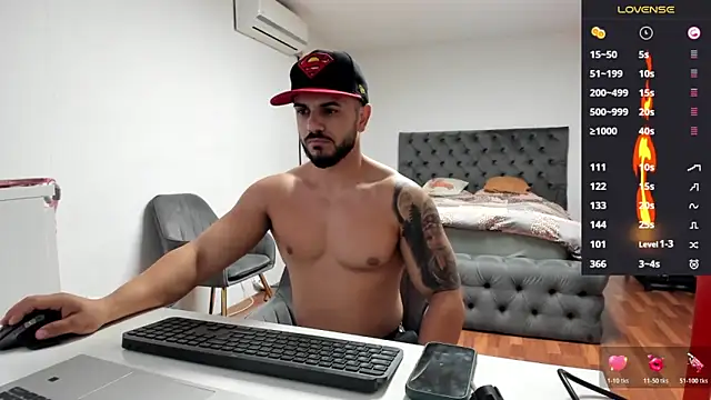 Snapshot of supermanboy94 chatting on October 24, 5:37 am supermanboy94 online show from October 24, 5:37 am