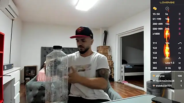 Snapshot of supermanboy94 chatting on November 10, 6:34 am supermanboy94 online show from November 10, 6:34 am