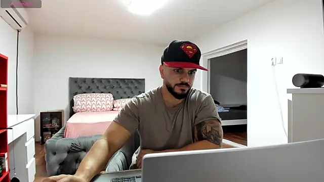 Snapshot of supermanboy94 chatting on November 11, 7:08 am supermanboy94 online show from November 11, 7:08 am