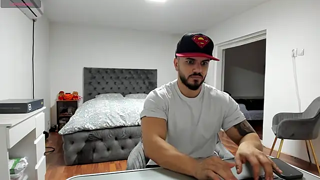 Snapshot of supermanboy94 chatting on November 27, 6:37 am supermanboy94 online show from November 27, 6:37 am