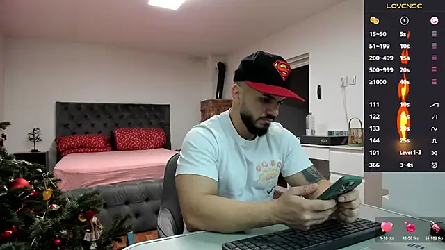 Snapshot of supermanboy94 chatting on December 15, 6:28 am supermanboy94 online show from December 15, 6:28 am