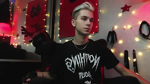 Joseph  Quinn online show from December 23, 2:17 pm