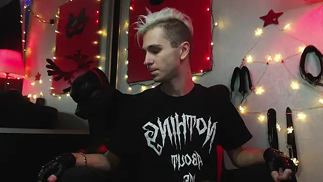 Joseph  Quinn online show from December 23, 5:22 pm