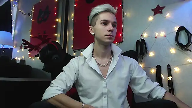 Joseph  Quinn online show from December 24, 11:28 am