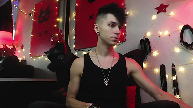 Joseph  Quinn online show from December 27, 12:45 pm