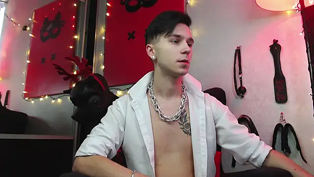 Joseph  Quinn online show from January 6, 9:41 am