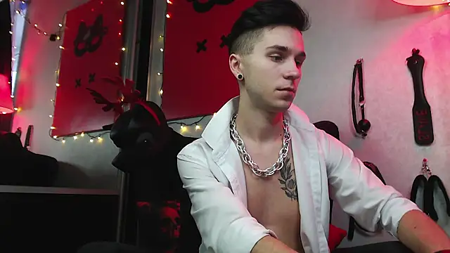 Joseph  Quinn online show from January 6, 12:46 pm