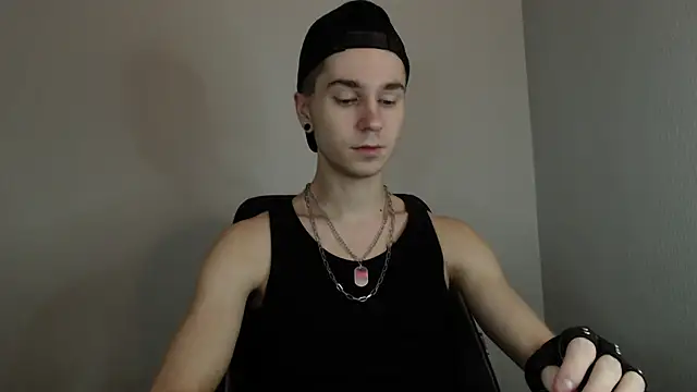 Joseph  Quinn online show from January 11, 8:11 am