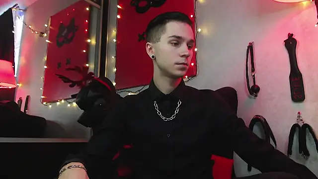 Joseph  Quinn online show from January 12, 10:12 am