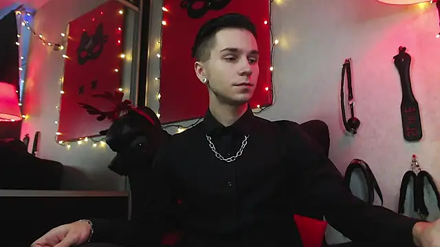 Joseph  Quinn online show from January 12, 1:16 pm