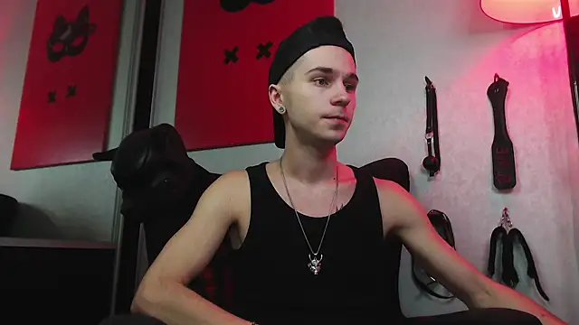 Joseph  Quinn online show from January 22, 12:06 pm