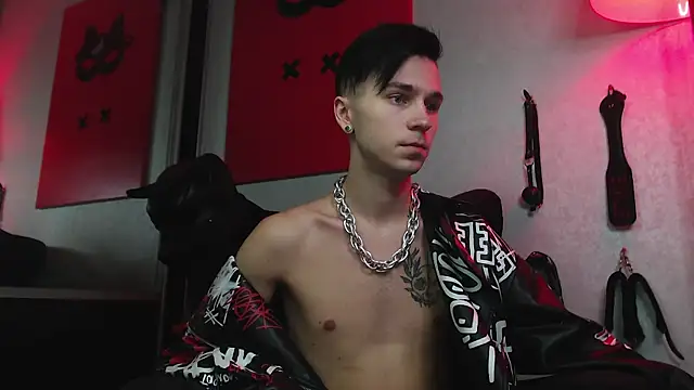 Joseph  Quinn online show from January 24, 1:57 pm