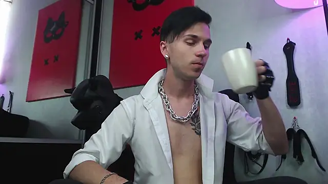 Joseph  Quinn online show from February 17, 11:13 am