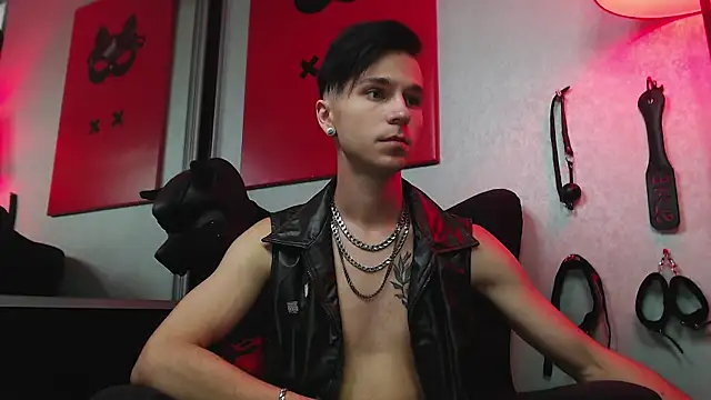 Joseph  Quinn online show from March 6, 11:58 am