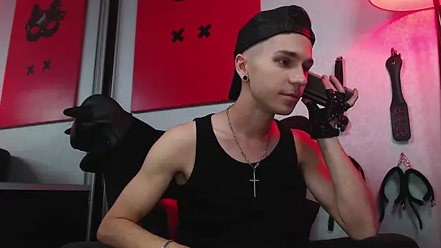 Joseph  Quinn online show from March 8, 9:50 am