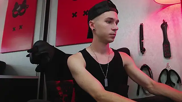 Joseph  Quinn online show from March 9, 10:41 am