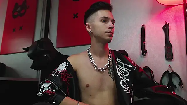 Joseph  Quinn online show from March 10, 11:10 am