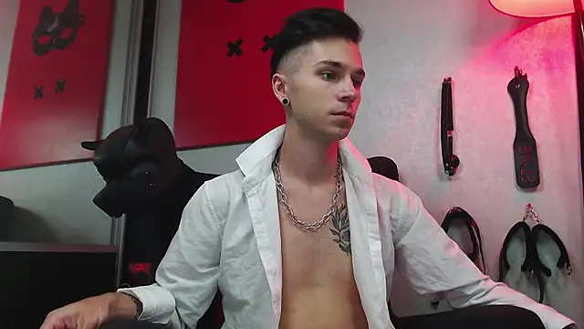 Joseph  Quinn online show from March 11, 11:23 am