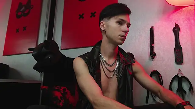 Joseph  Quinn online show from March 13, 7:31 am