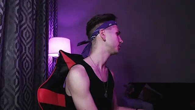 Joseph  Quinn online show from October 15, 5:13 pm