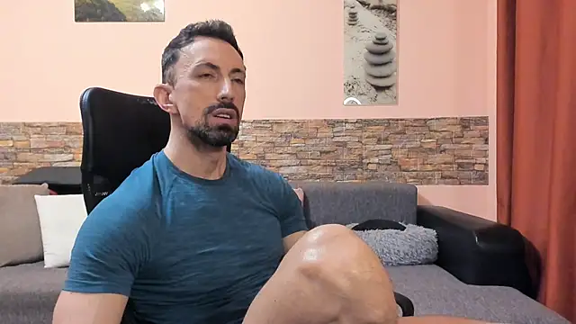 HotHunkTrainer online show from June 13, 8:01 am