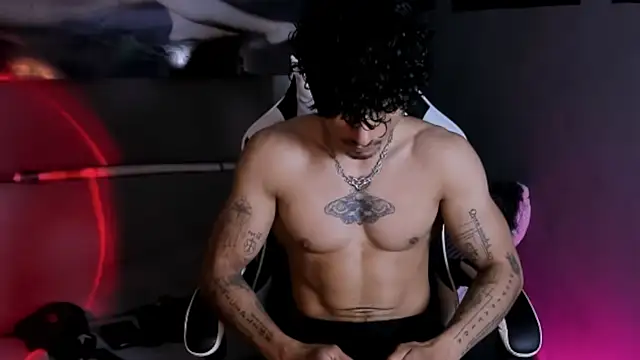 Snapshot of Thomas_Fit1 chatting on March 31, 11:49 pm Thomas Fit1 online show from March 31, 11:49 pm