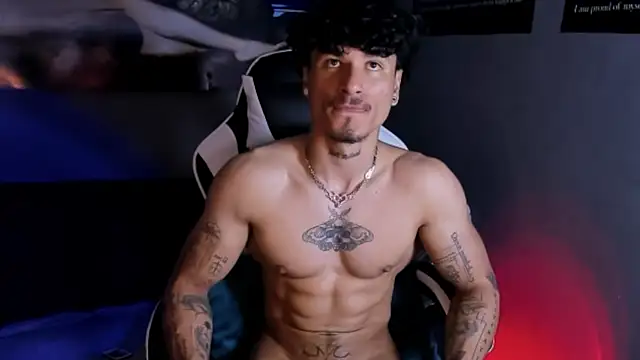 Snapshot of Thomas_Fit1 chatting on April 6, 4:46 am Thomas Fit1 online show from April 6, 4:46 am
