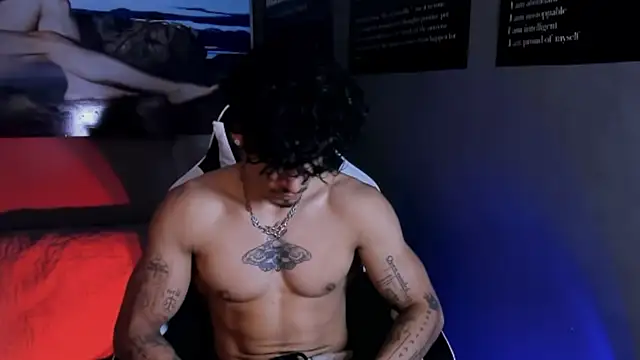 Snapshot of Thomas_Fit1 chatting on April 10, 7:29 pm Thomas Fit1 online show from April 10, 7:29 pm