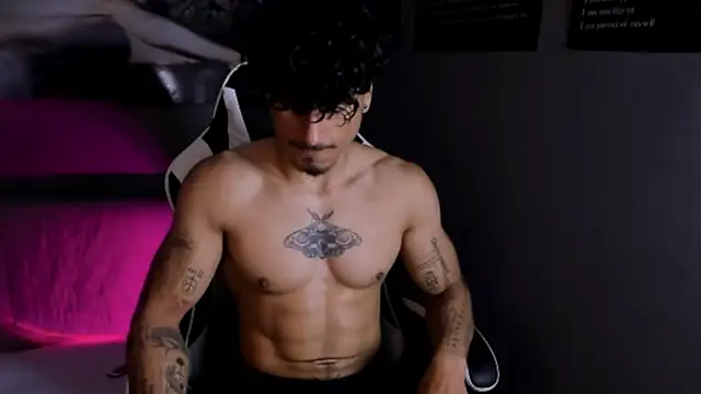 Snapshot of Thomas_Fit1 chatting on April 15, 6:48 pm Thomas Fit1 online show from April 15, 6:48 pm