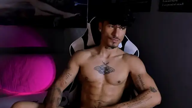 Snapshot of Thomas_Fit1 chatting on April 15, 7:58 pm Thomas Fit1 online show from April 15, 7:58 pm