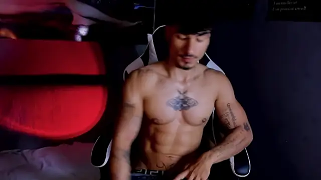 Snapshot of Thomas_Fit1 chatting on April 28, 12:42 am Thomas Fit1 online show from April 28, 12:42 am