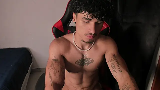 Snapshot of Thomas_Fit1 chatting on May 26, 3:46 am Thomas Fit1 online show from May 26, 3:46 am