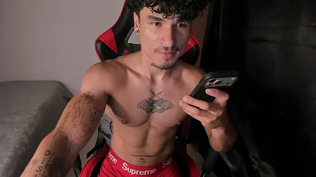 Snapshot of Thomas_Fit1 chatting on May 30, 10:07 pm Thomas Fit1 online show from May 30, 10:07 pm