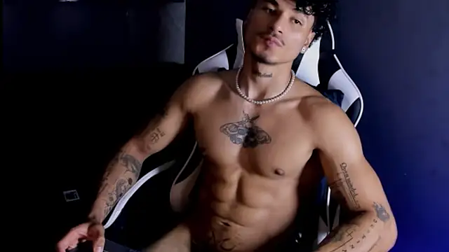 Snapshot of Thomas_Fit1 chatting on June 8, 1:28 am Thomas Fit1 online show from June 8, 1:28 am
