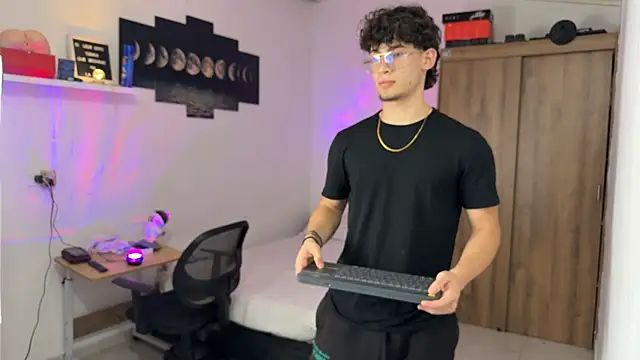 Kisan Smith online show from November 8, 2:01 am