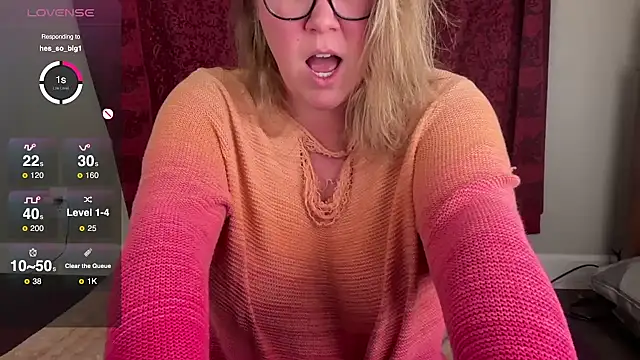 Snapshot of GlitterKitty108 chatting on November 30, 11:31 pm GlitterKitty108 online show from November 30, 11:31 pm